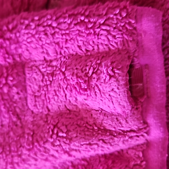 The North Face Woman's Magenta Fleece Full Zip Shaggy Teddy Jacket. Sz: S - Picture 8 of 10